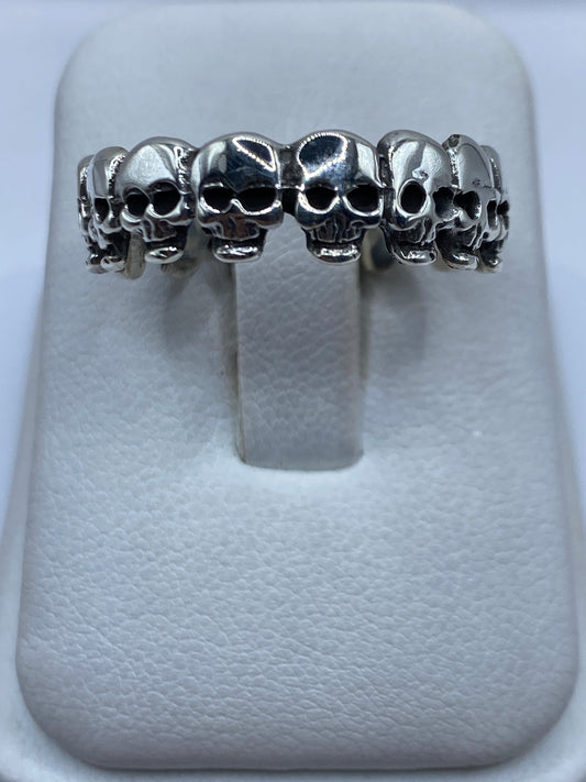 Anillo de plata sello macizo pulido en talla 12, vista frontal sobre almohada gris