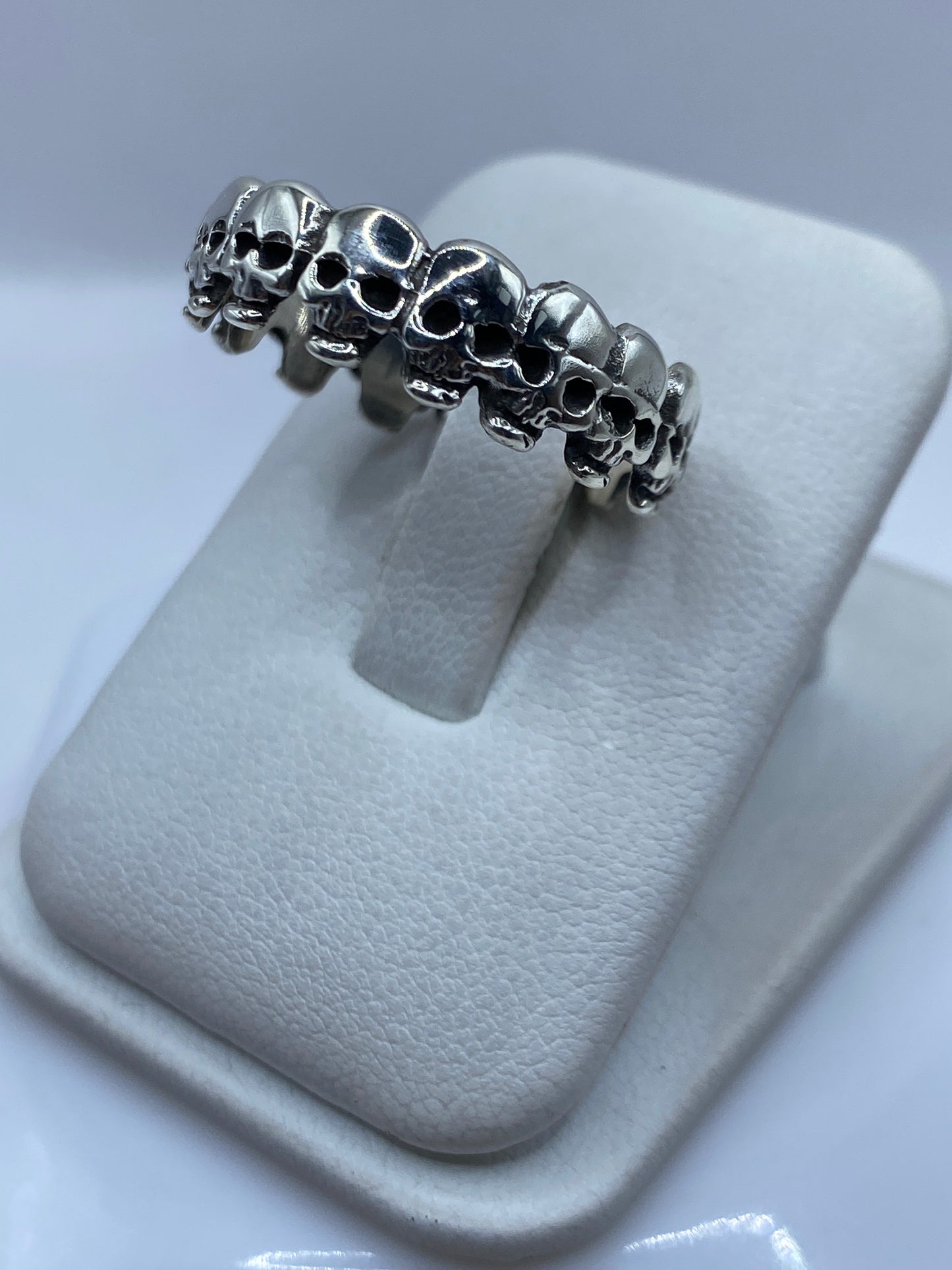 Detalle lateral del anillo sello .925 mostrando pulido y peso sustancial