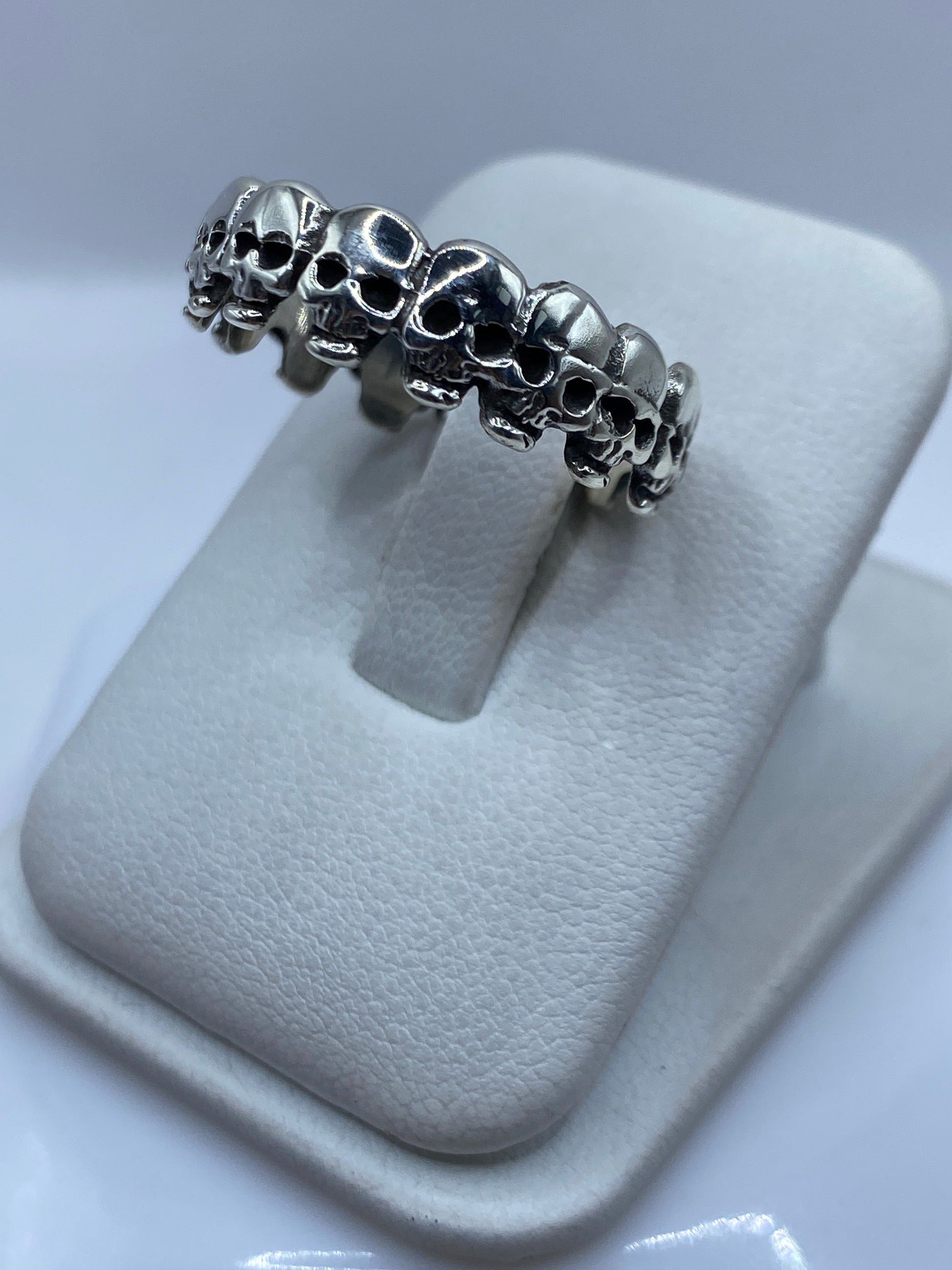 Detalle lateral del anillo sello .925 mostrando pulido y peso sustancial