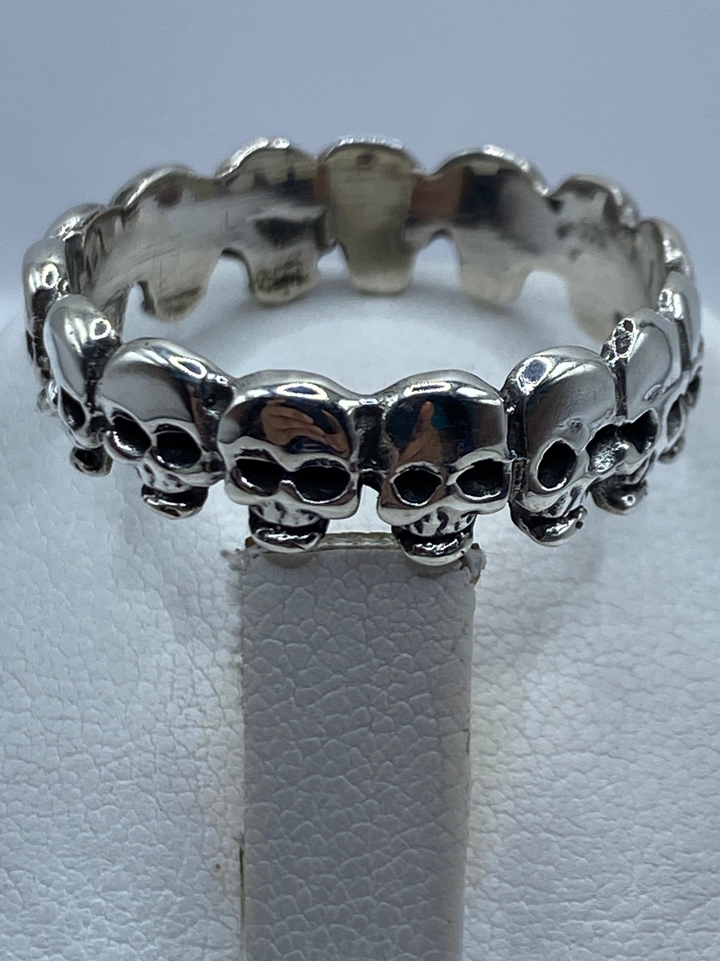 Anillo sello de plata en mano de hombre adulto, uso diario real