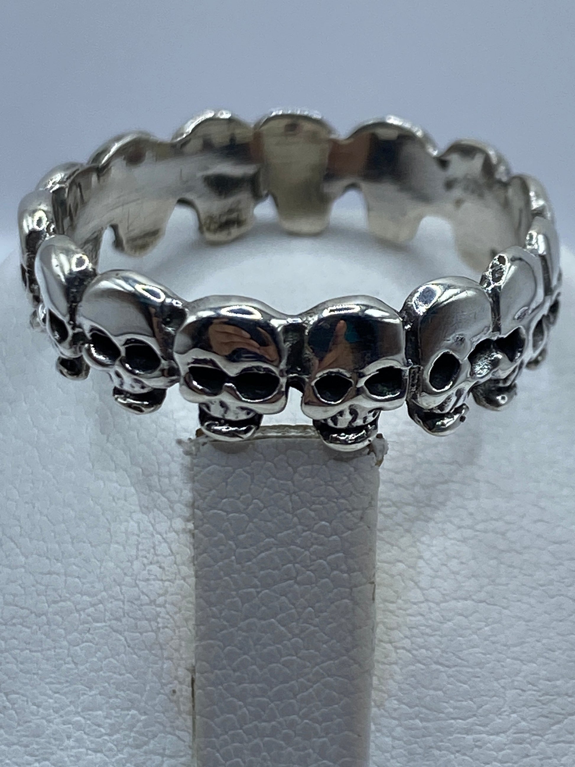 Anillo sello de plata en mano de hombre adulto, uso diario real