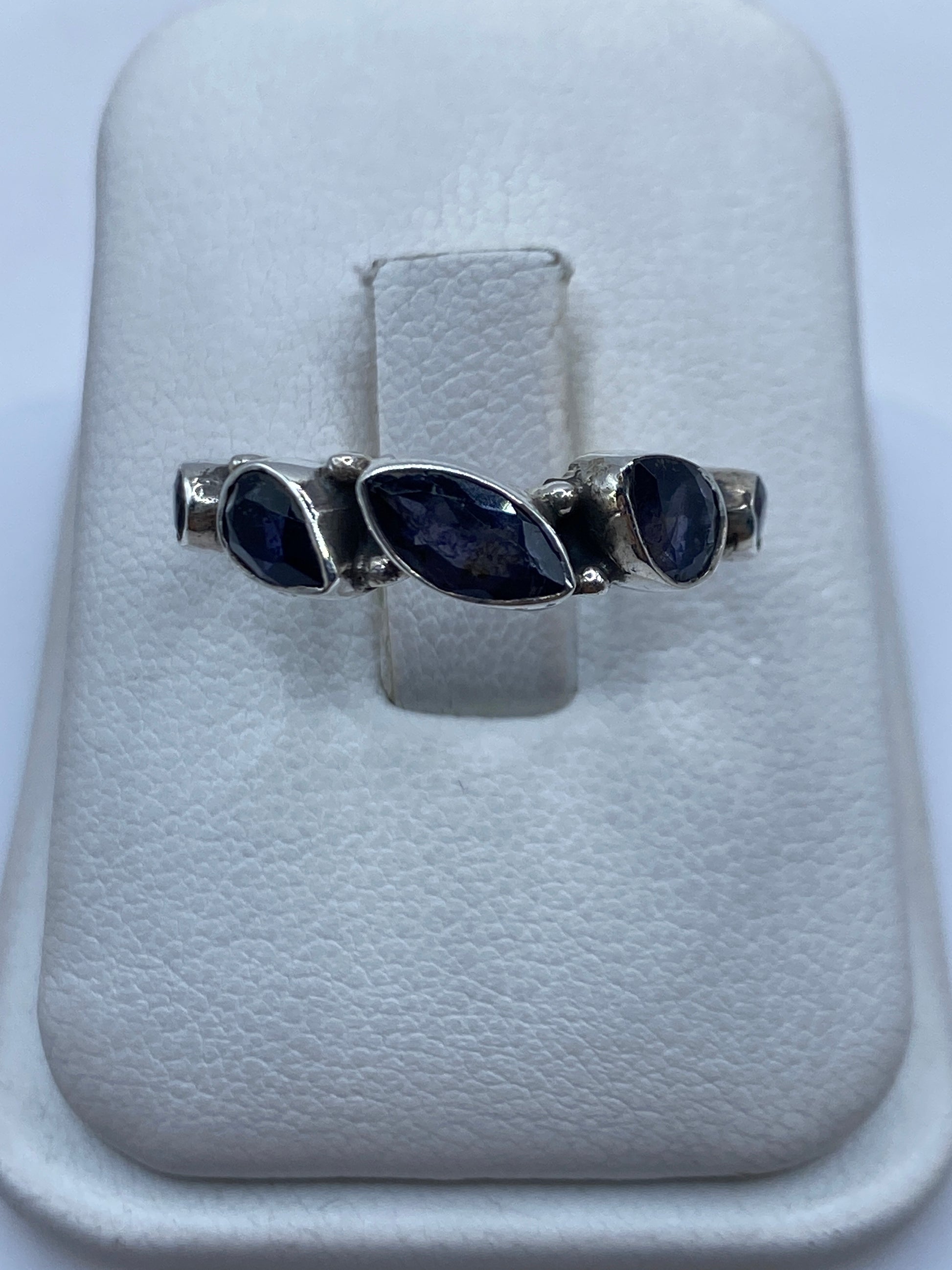 Anillo de plata con circonia azul facetada en estuche de presentación blanco
