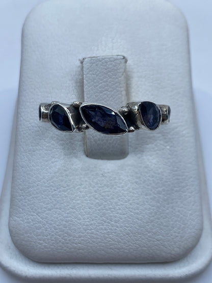 Anillo de plata con circonia azul facetada en estuche de presentación blanco