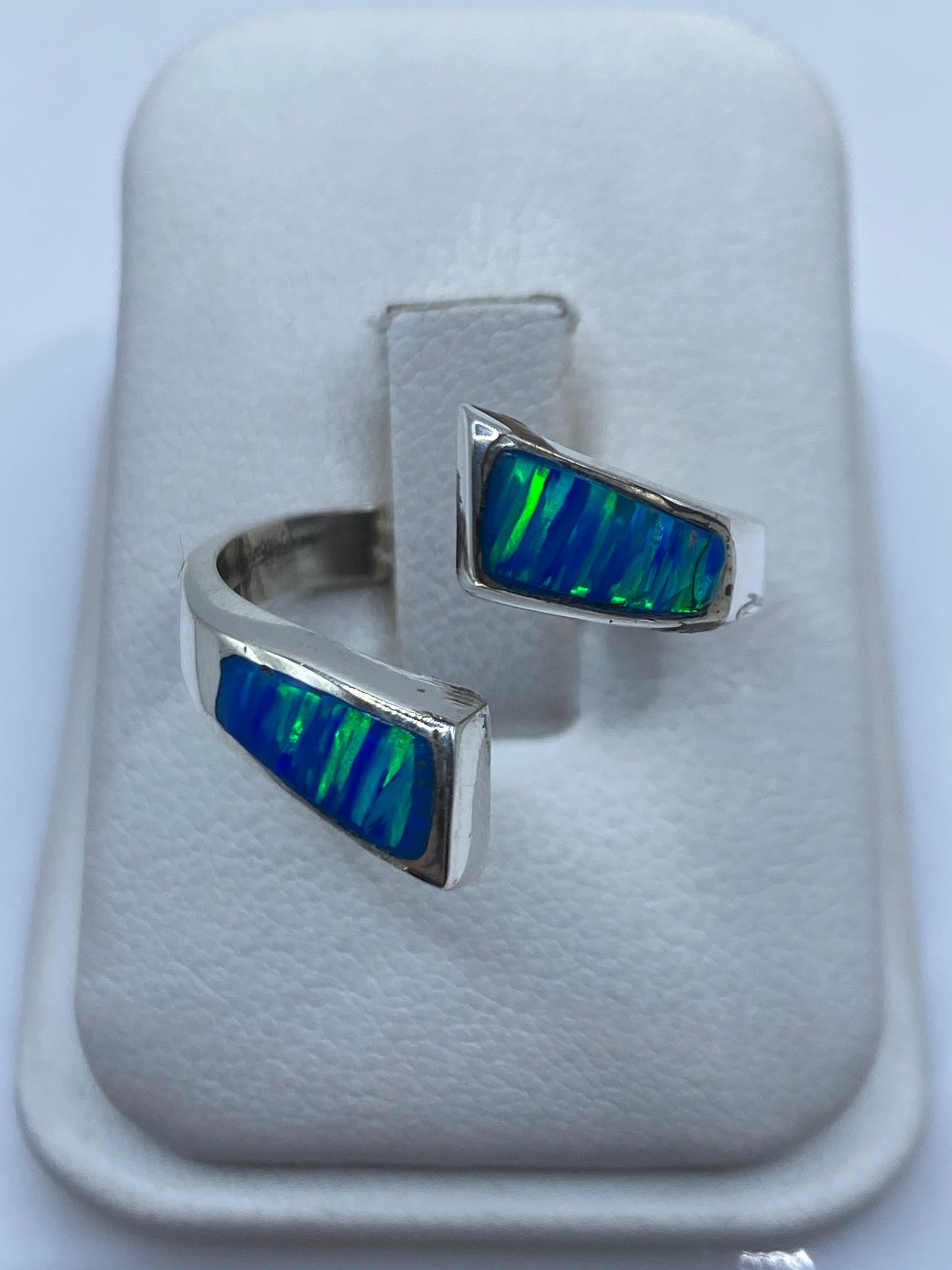 Anillo ajustable de plata .950 con ópalo de fuego azul en caja de joyería blanca