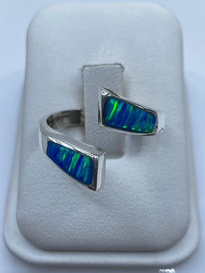 Anillo ajustable de plata .950 con ópalo de fuego azul en caja de joyería blanca