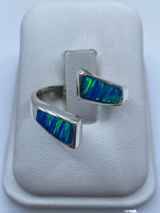 Anillo ajustable de plata .950 con ópalo de fuego azul en caja de joyería blanca