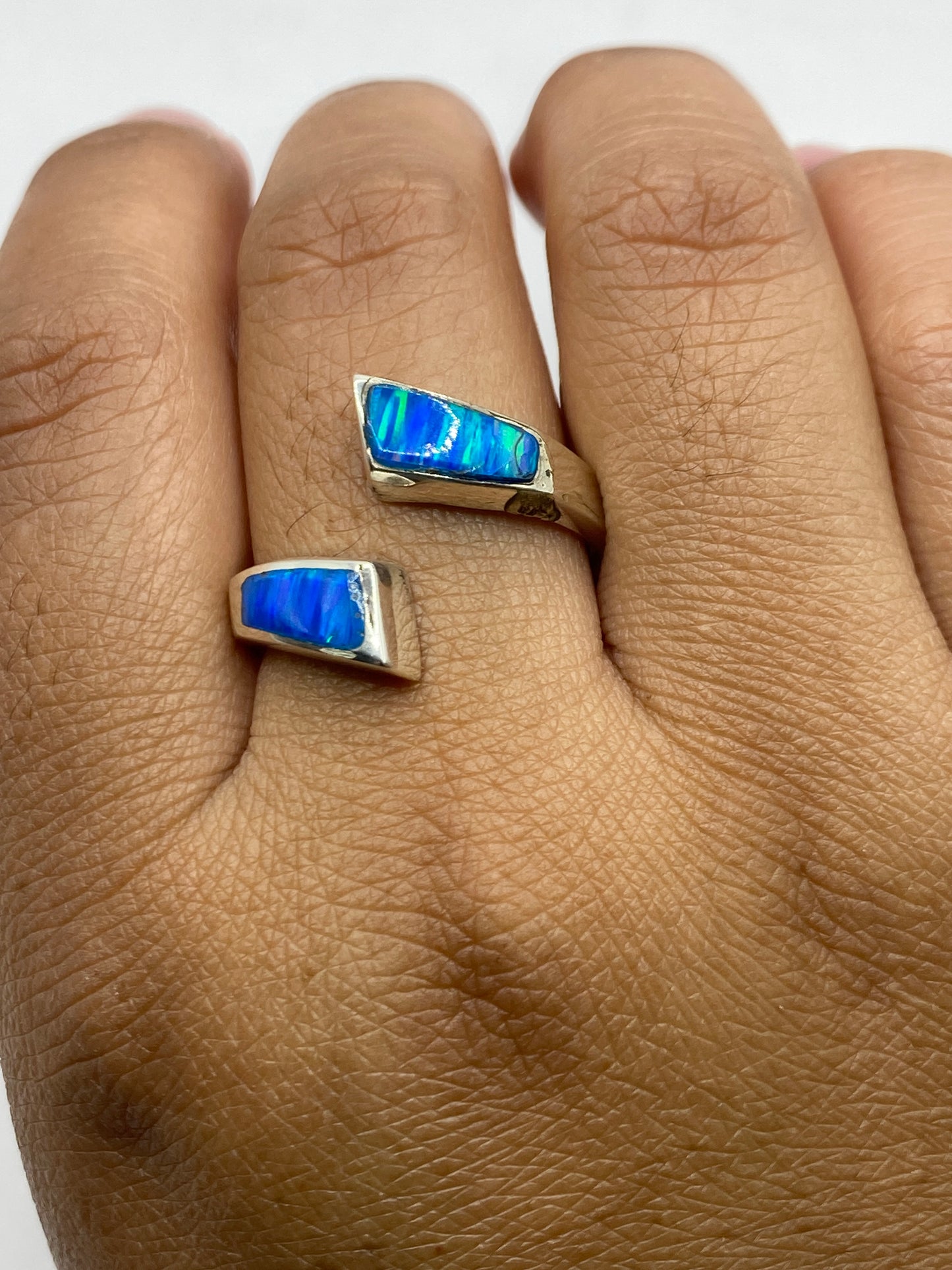 Anillo sobre fondo gris con sello 950 visible en la banda de plata