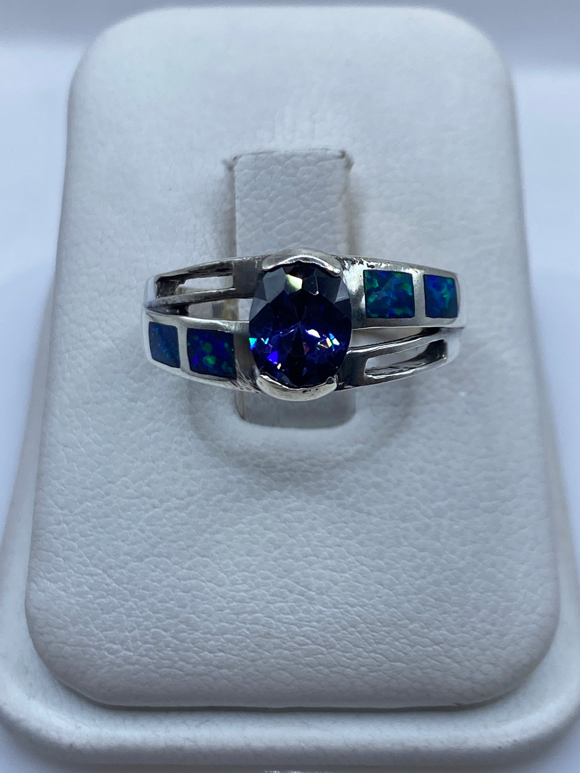 Anillo de plata .950 con ópalo de fuego azul en joyero blanco, vista frontal