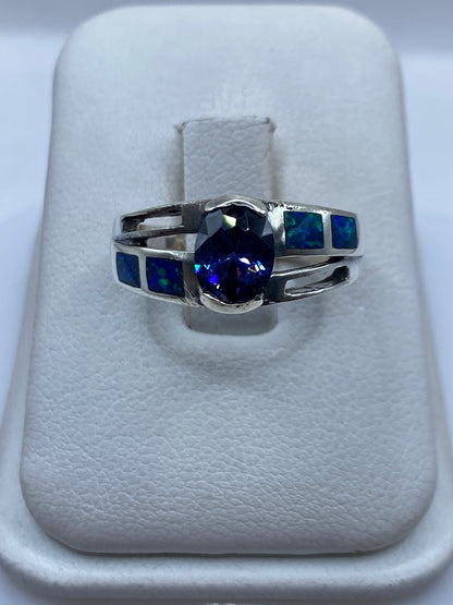 Anillo de plata .950 con ópalo de fuego azul en joyero blanco, vista frontal