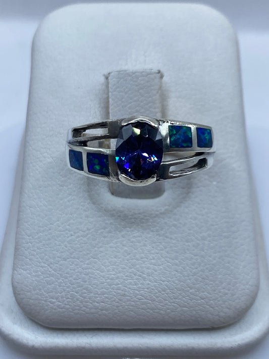 Anillo de plata .950 con ópalo de fuego azul en joyero blanco, vista frontal