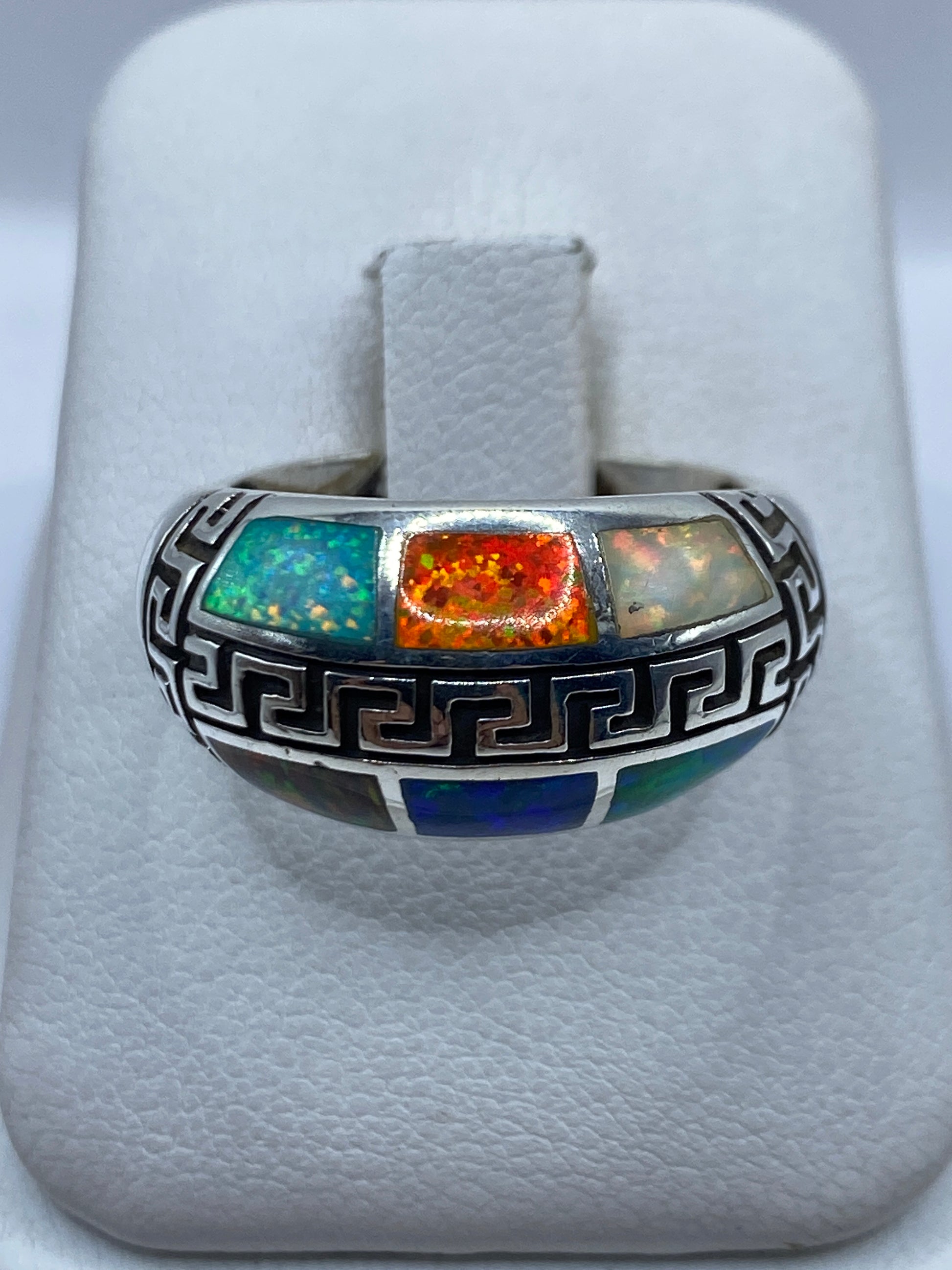 Anillo de plata .950 con ópalo de fuego multicolor en diseño étnico, talla 8