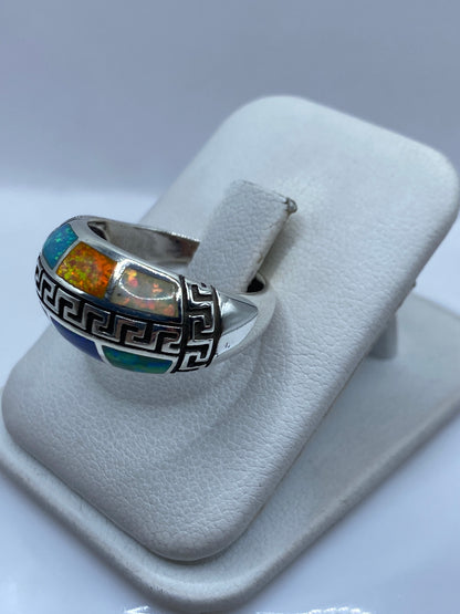 Detalle del ópalo de fuego con juego de colores azul, verde y naranja en plata pura