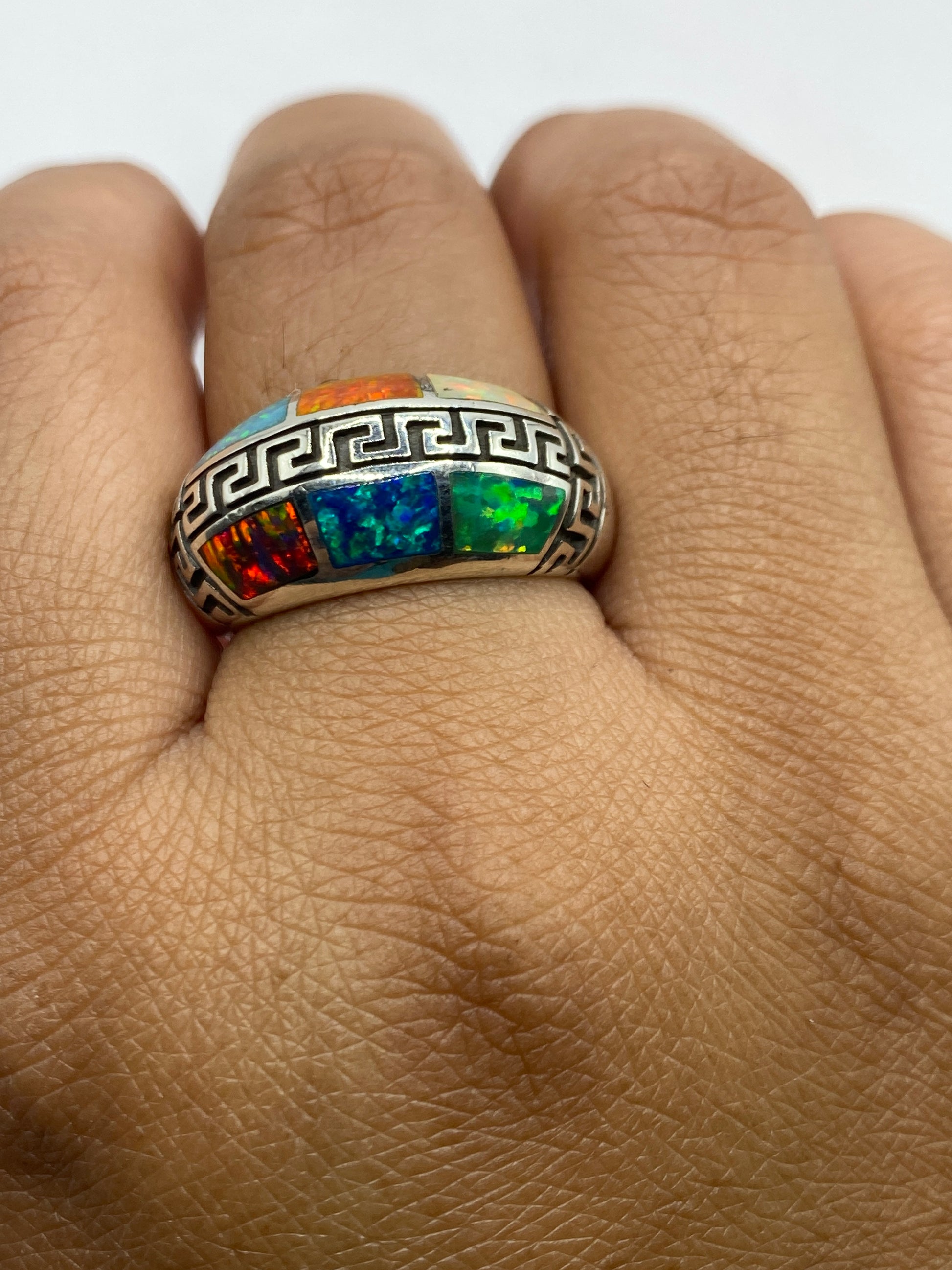 Anillo ópalo de fuego sobre fondo blanco mostrando el sello 950 en la banda interior