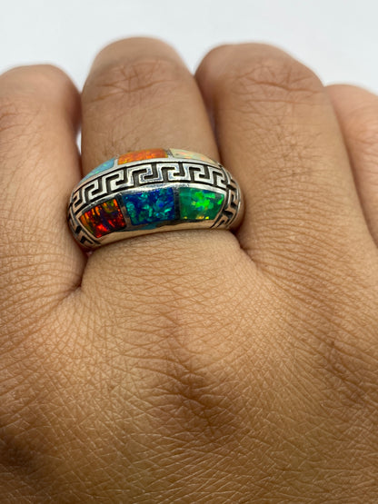 Anillo ópalo de fuego sobre fondo blanco mostrando el sello 950 en la banda interior