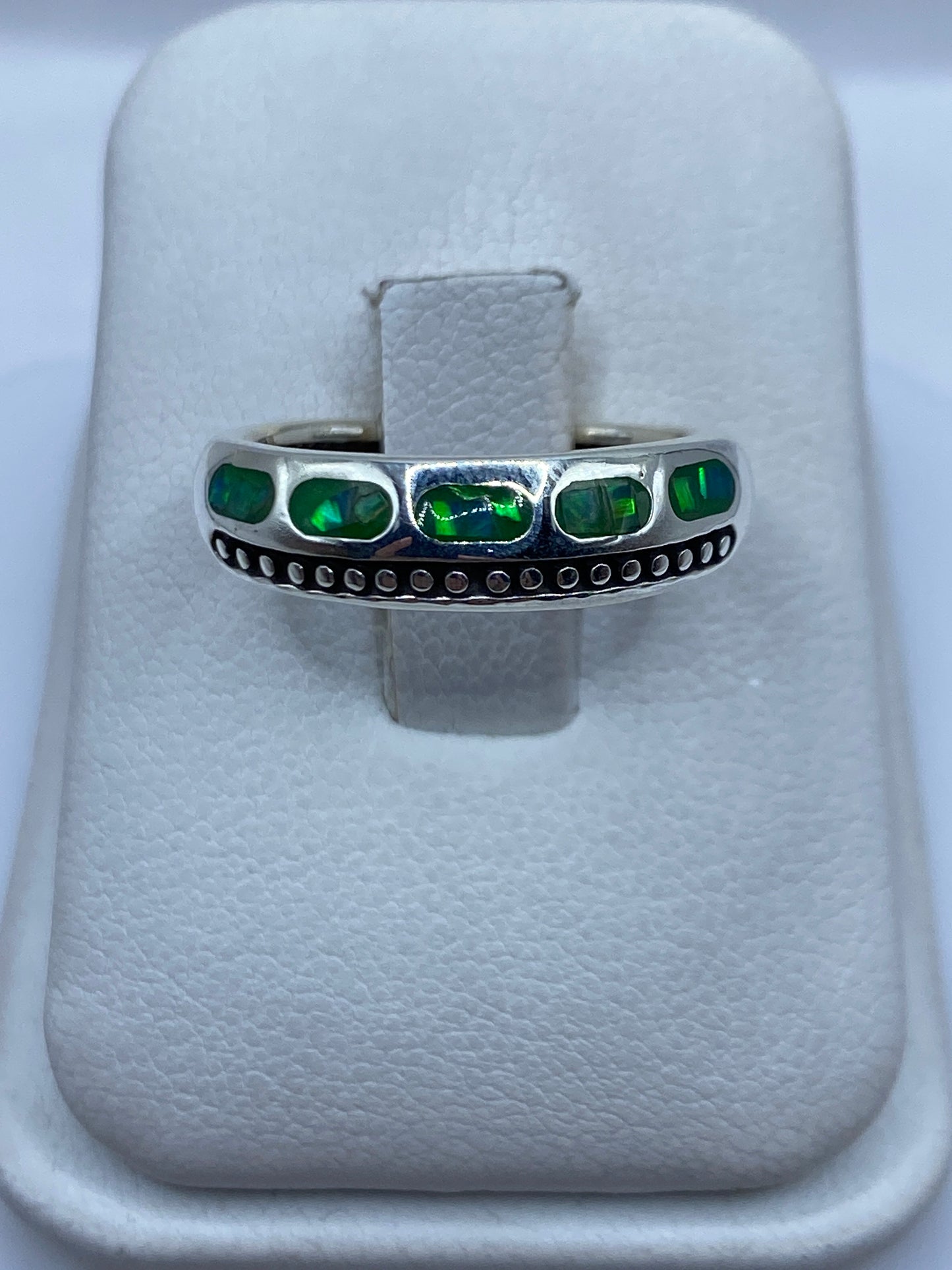 Anillo de plata .950 con ópalo de fuego verde limón en estuche blanco