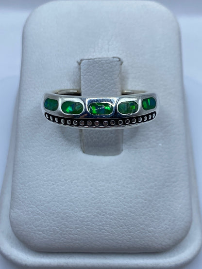 Anillo de plata .950 con ópalo de fuego verde limón en estuche blanco