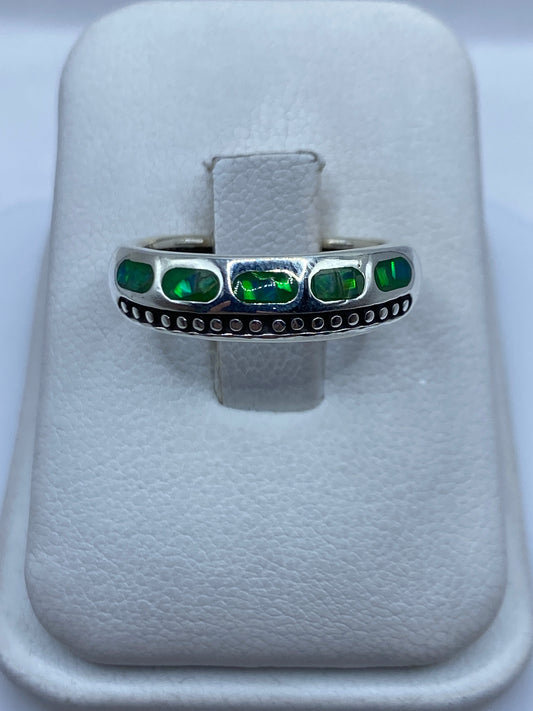 Anillo de plata .950 con ópalo de fuego verde limón en estuche blanco