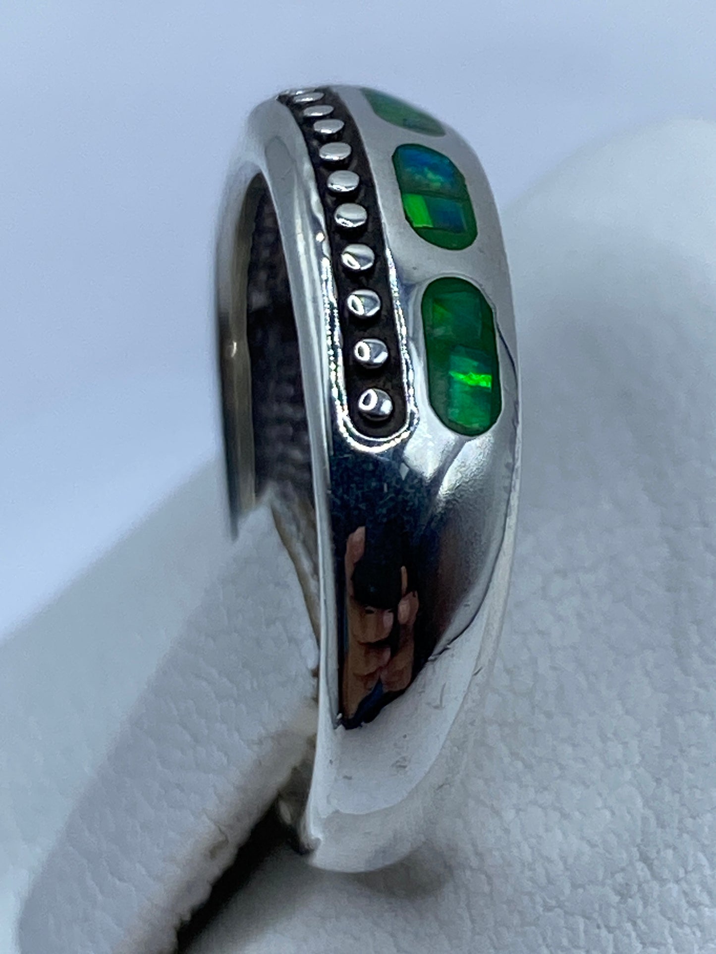 Detalle lateral del anillo en plata .950 con puntitos artesanales
