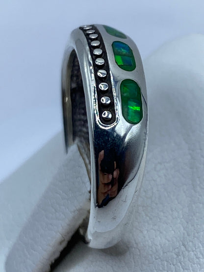 Detalle lateral del anillo en plata .950 con puntitos artesanales