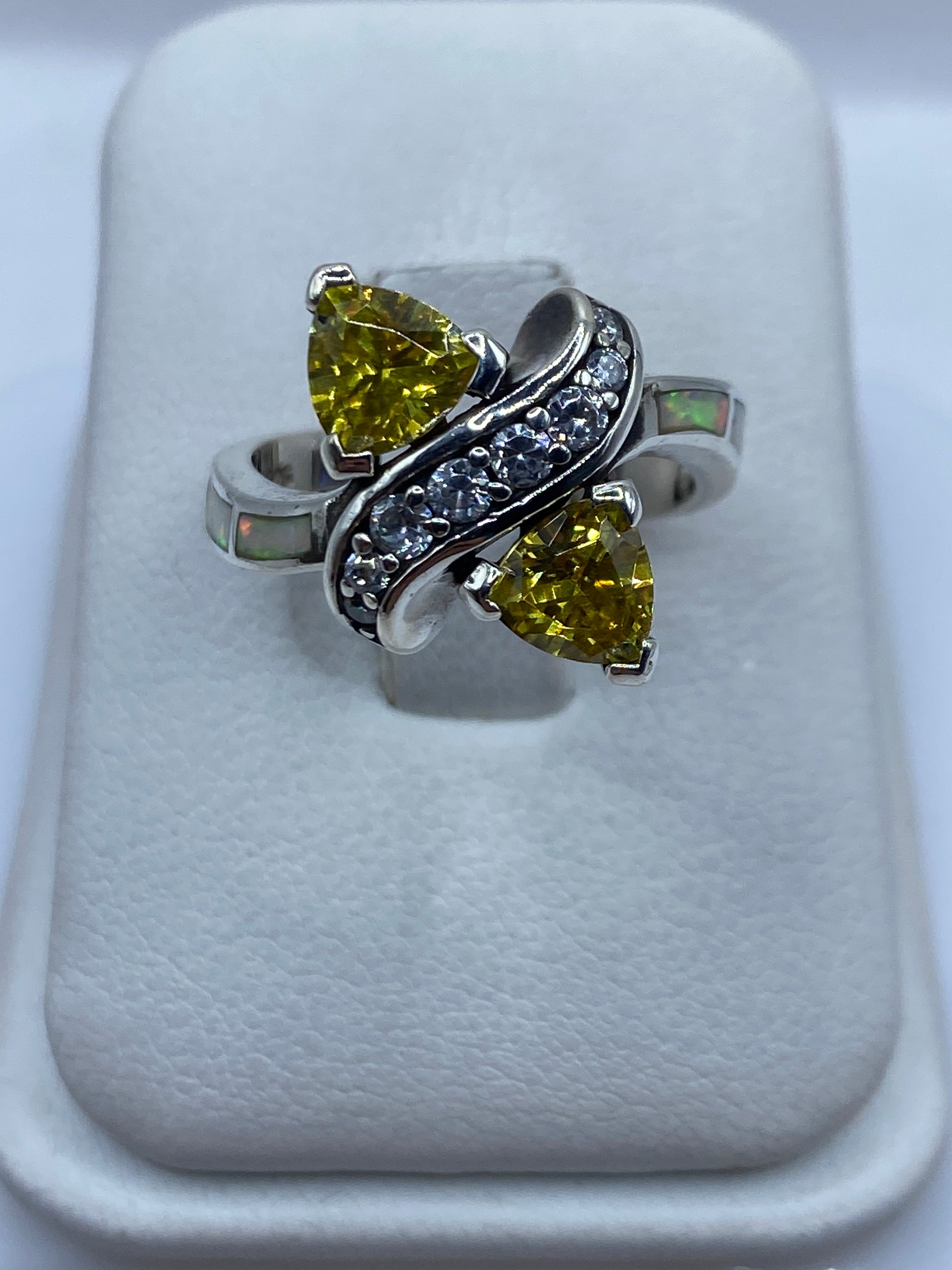 Anillo de plata con dos ópalos de fuego en tonos amarillo y naranja sobre estuche blanco