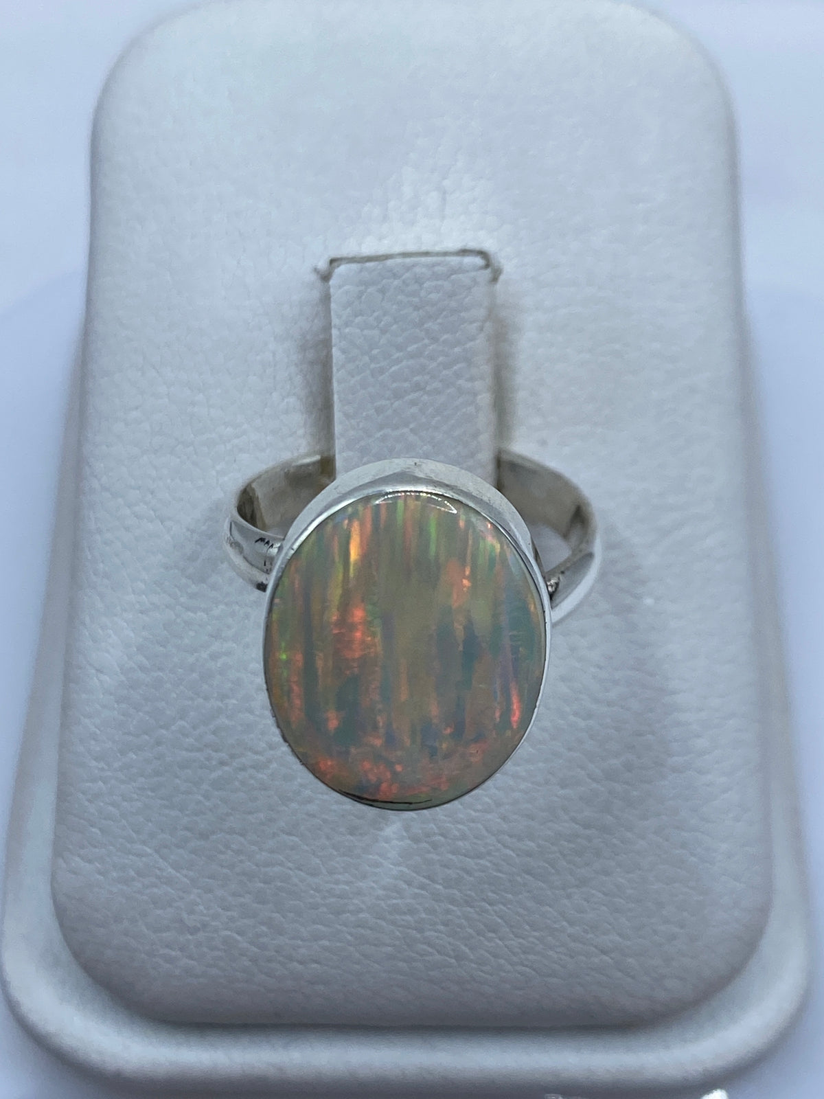 Anillo de plata .950 con ópalo de fuego natural multicolor en estuche blanco