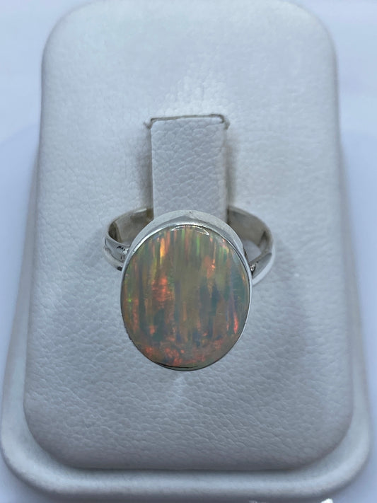 Anillo de plata .950 con ópalo de fuego natural multicolor en estuche blanco
