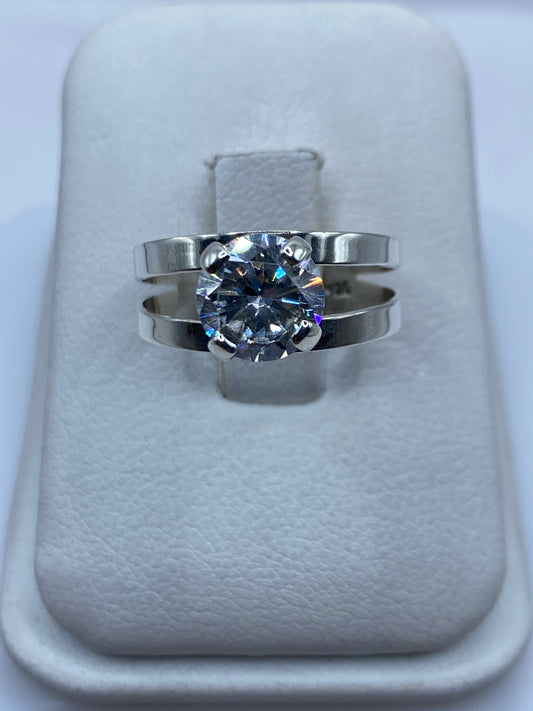 Anillo solitario de plata con circonia blanca brillante en estuche blanco