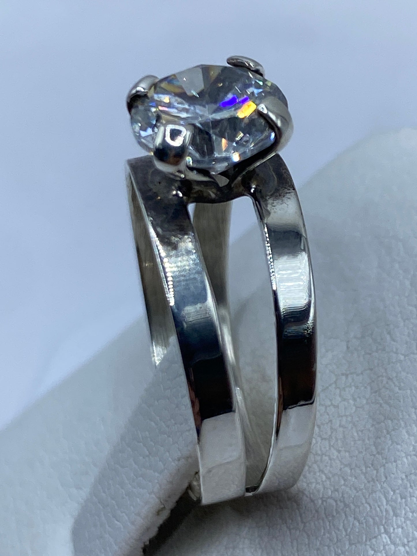 Circonia blanca con fuego tipo diamante engastada en plata de Taxco