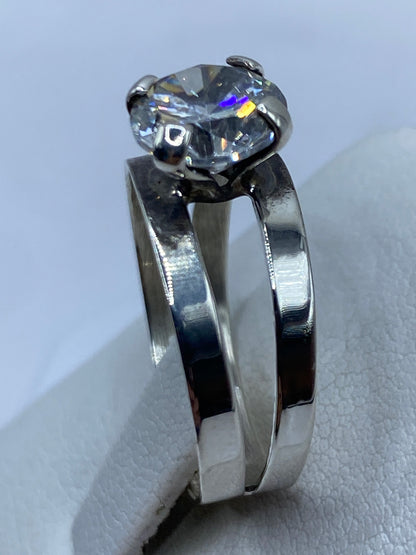 Circonia blanca con fuego tipo diamante engastada en plata de Taxco
