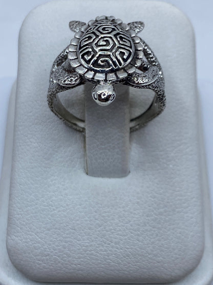 Anillo de plata .950 con tortuga sagrada prehispánica, vista frontal en presentador blanco
