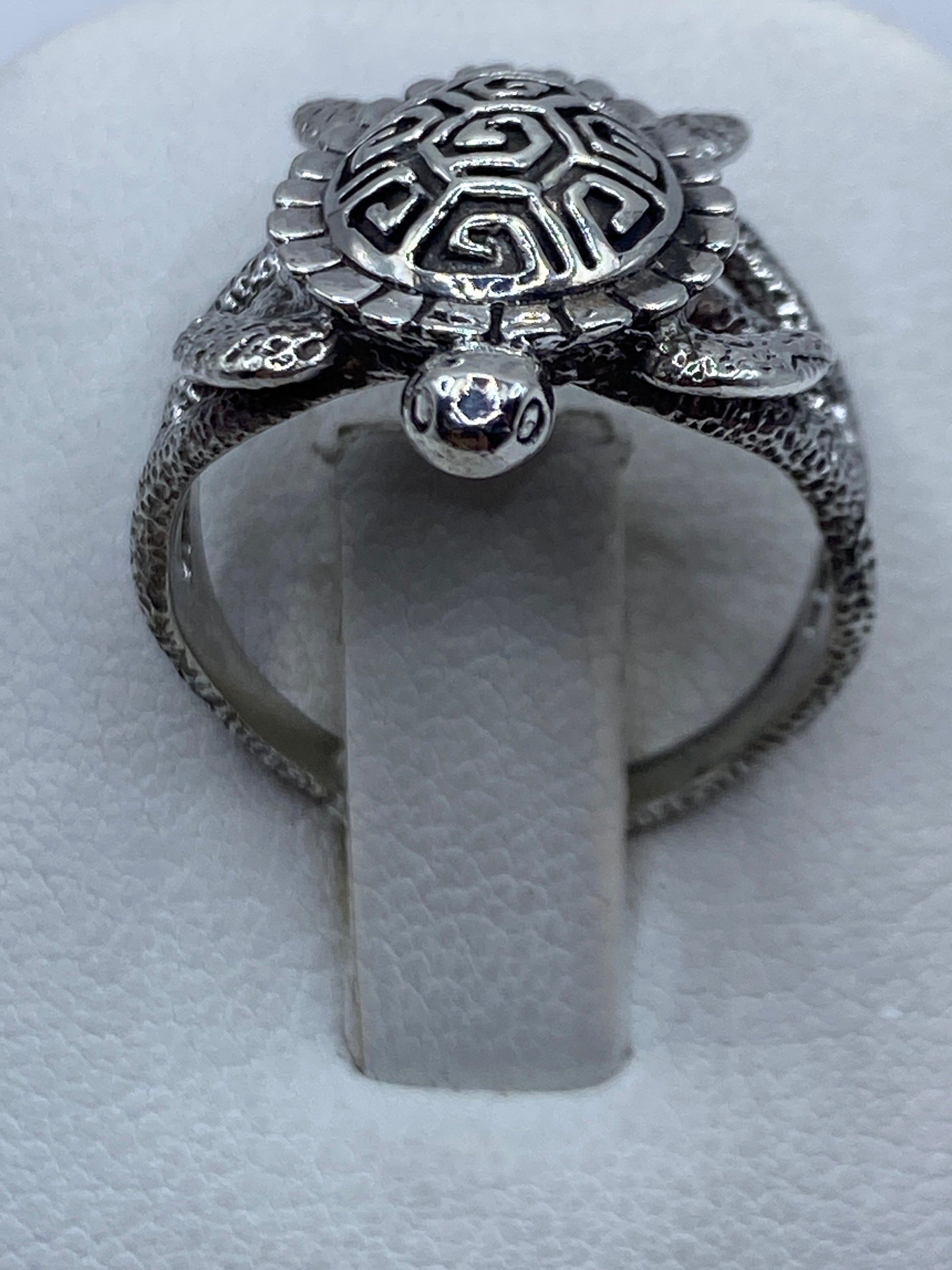 Anillo prehispánico en mano de mujer, tortuga con brillo espejo de plata .950