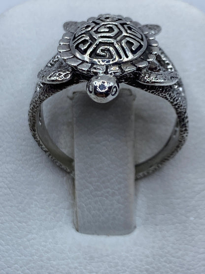 Anillo prehispánico en mano de mujer, tortuga con brillo espejo de plata .950