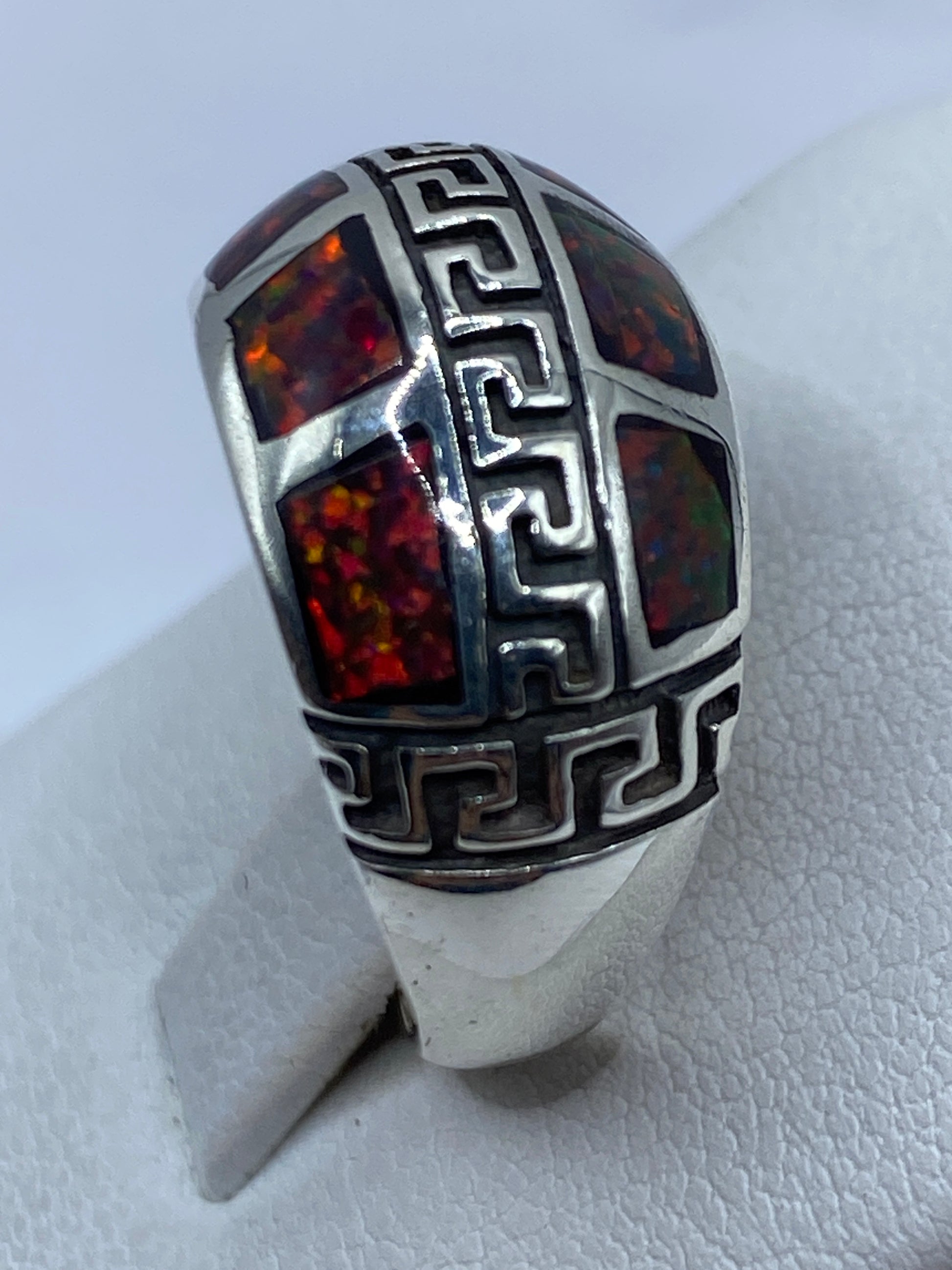 Vista lateral del anillo de plata .950 con ópalo de fuego artesanal y detalle de relieve