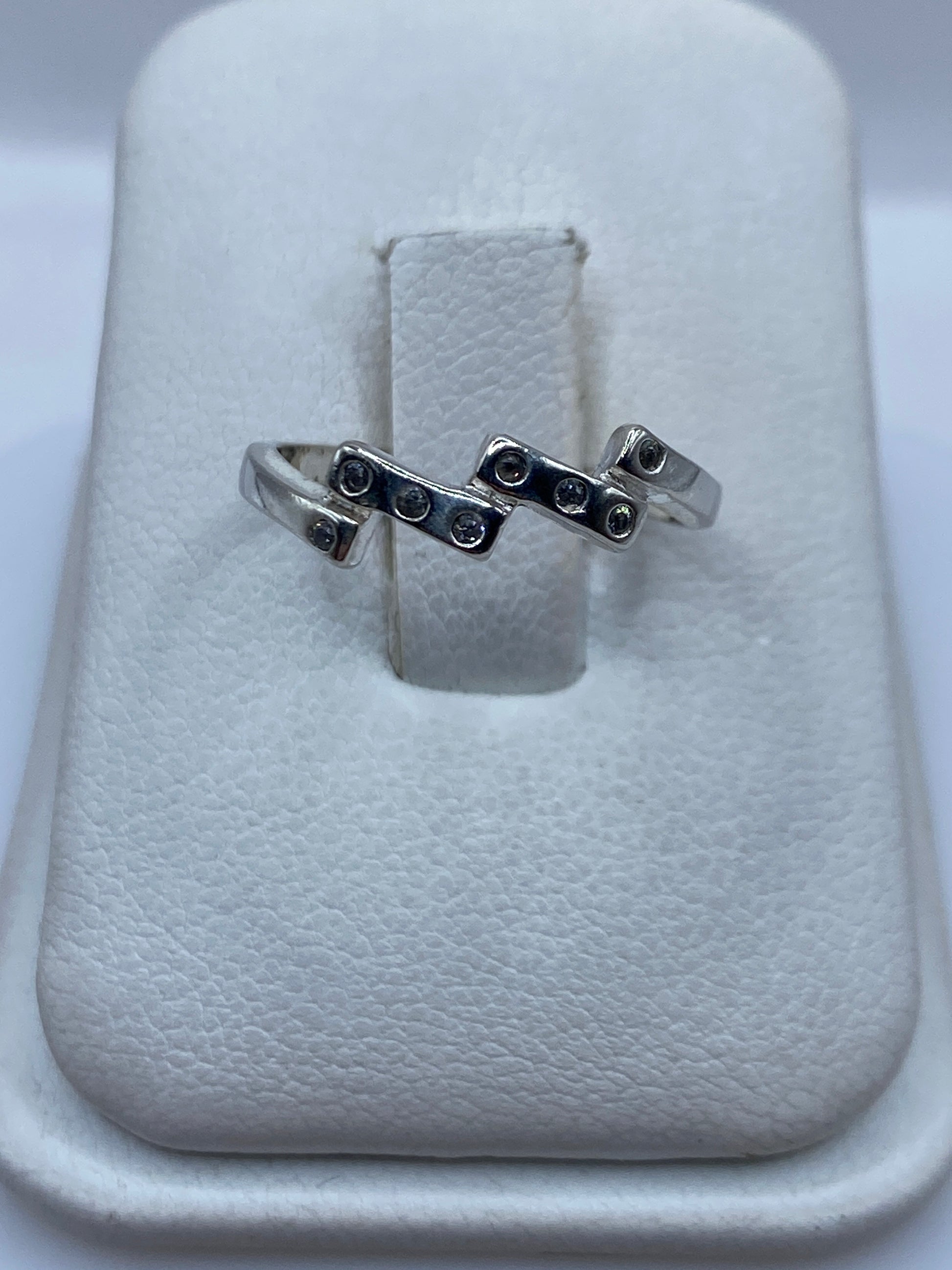 Anillo de plata .925 con circonia blanca brillante en talla 6
