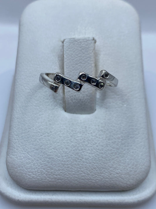 Anillo de plata .925 con circonia blanca brillante en talla 6
