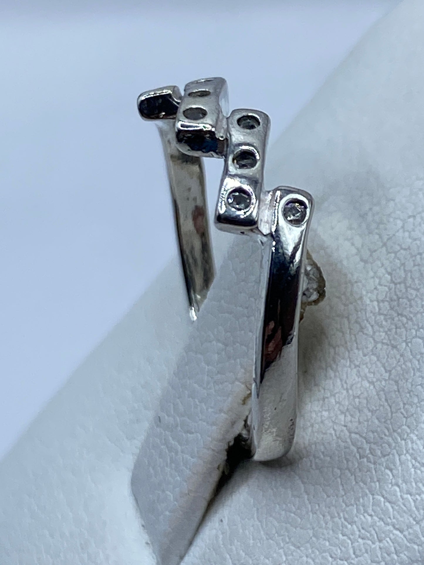 Anillo en la mano mostrando el brillo tipo diamante de la circonia blanca
