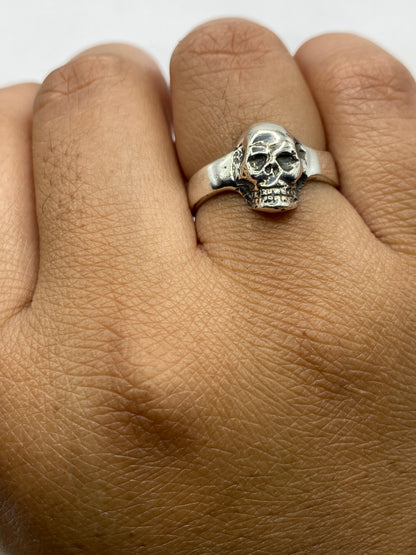 Detalle de la calavera pulida en plata .925 sobre fondo gris claro