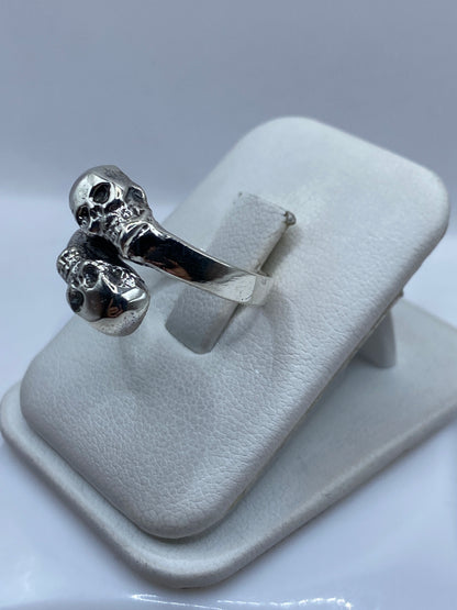 Vista frontal del anillo de calaveras con pulido brillante y oxidado en contraste