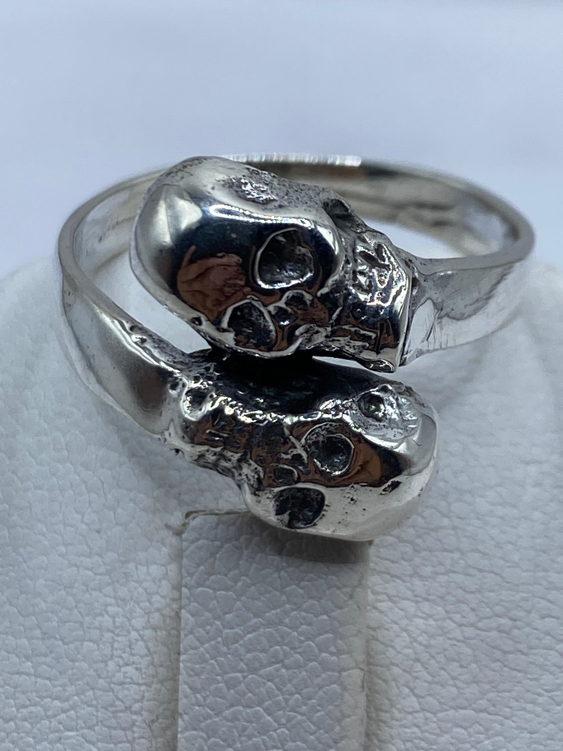 Detalle del tallado artesanal en las calaveras de plata .925