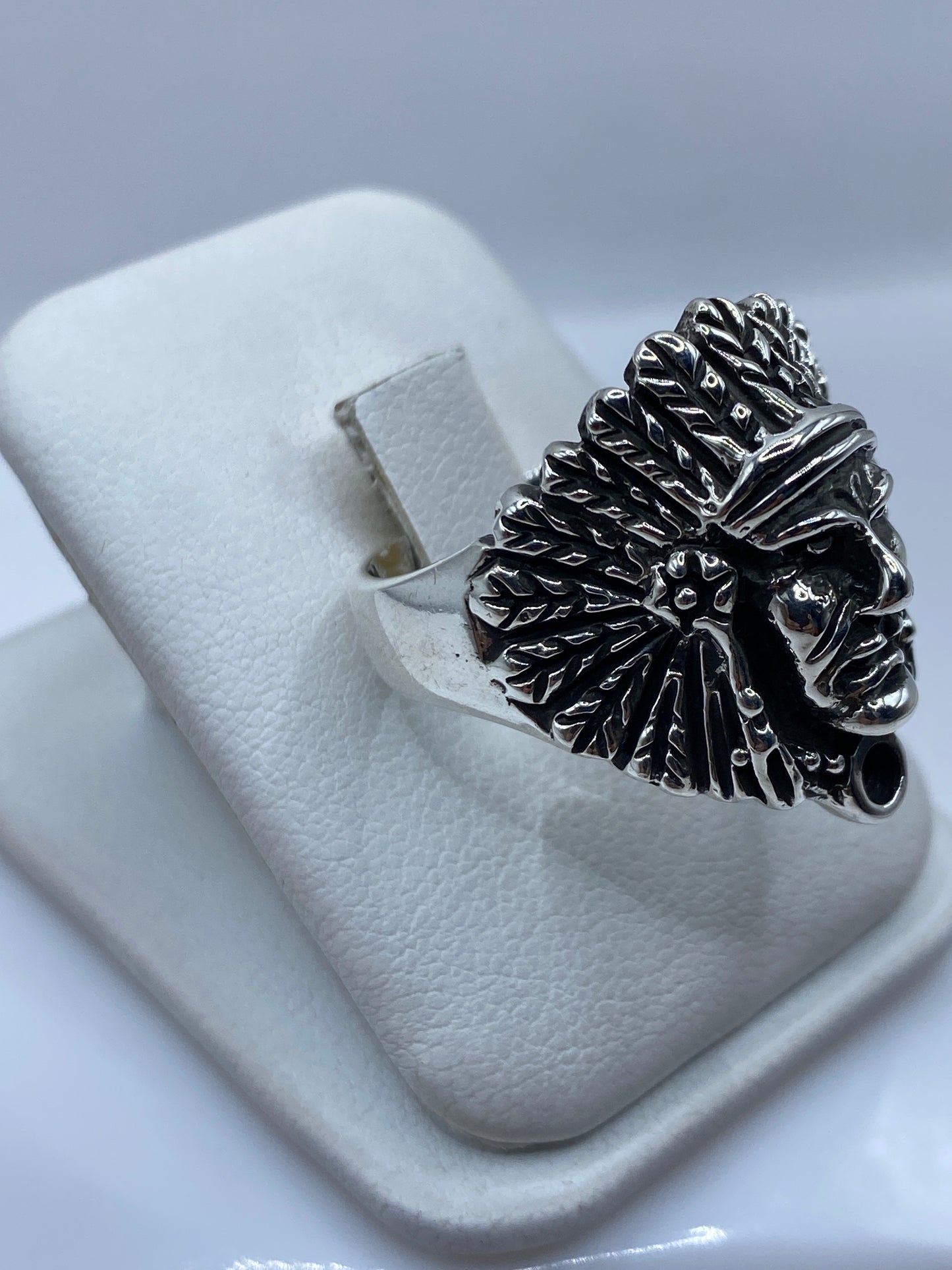 Vista frontal del anillo cabeza etnico mostrando el detalle del tallado y rostro