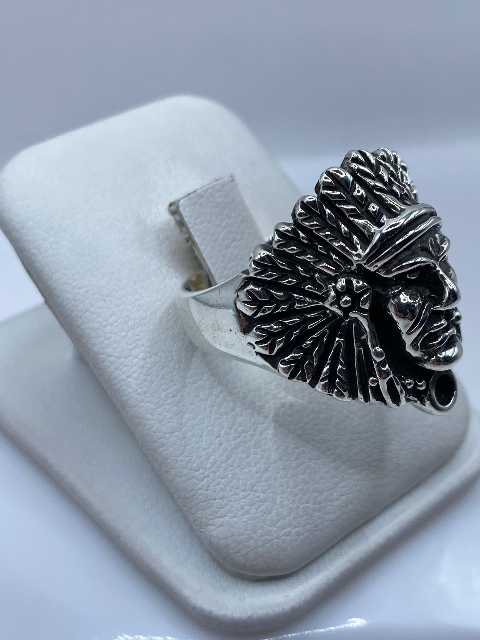 Vista frontal del anillo cabeza etnico mostrando el detalle del tallado y rostro