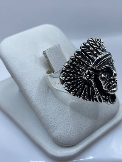 Vista frontal del anillo cabeza etnico mostrando el detalle del tallado y rostro