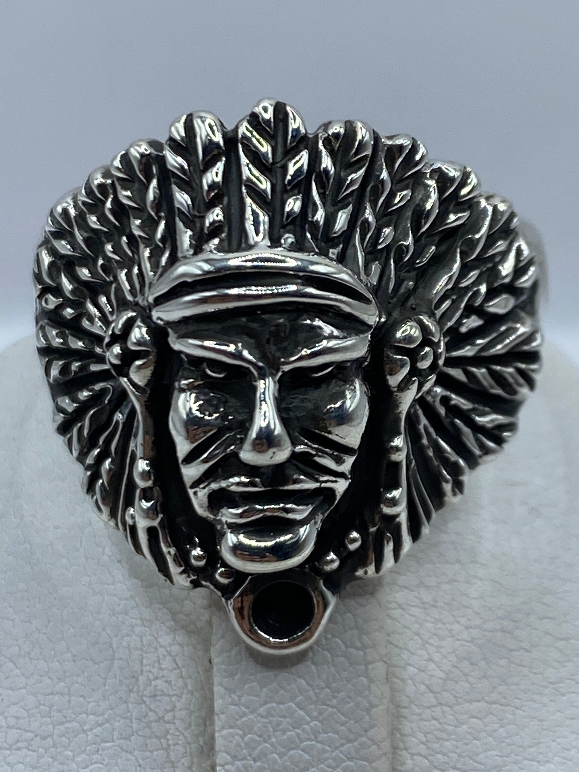Perfil lateral del anillo prehispánico en plata noble .950