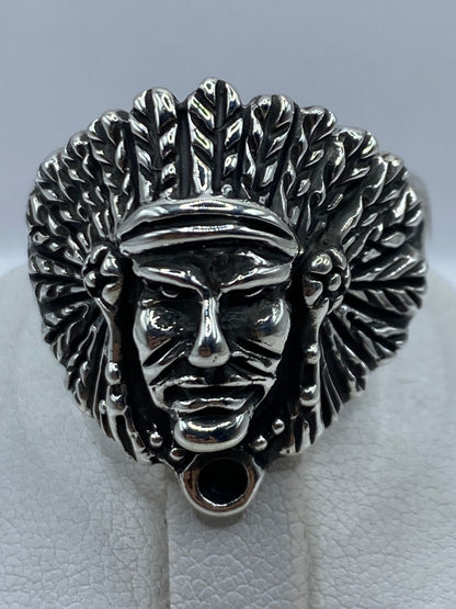 Perfil lateral del anillo prehispánico en plata noble .950