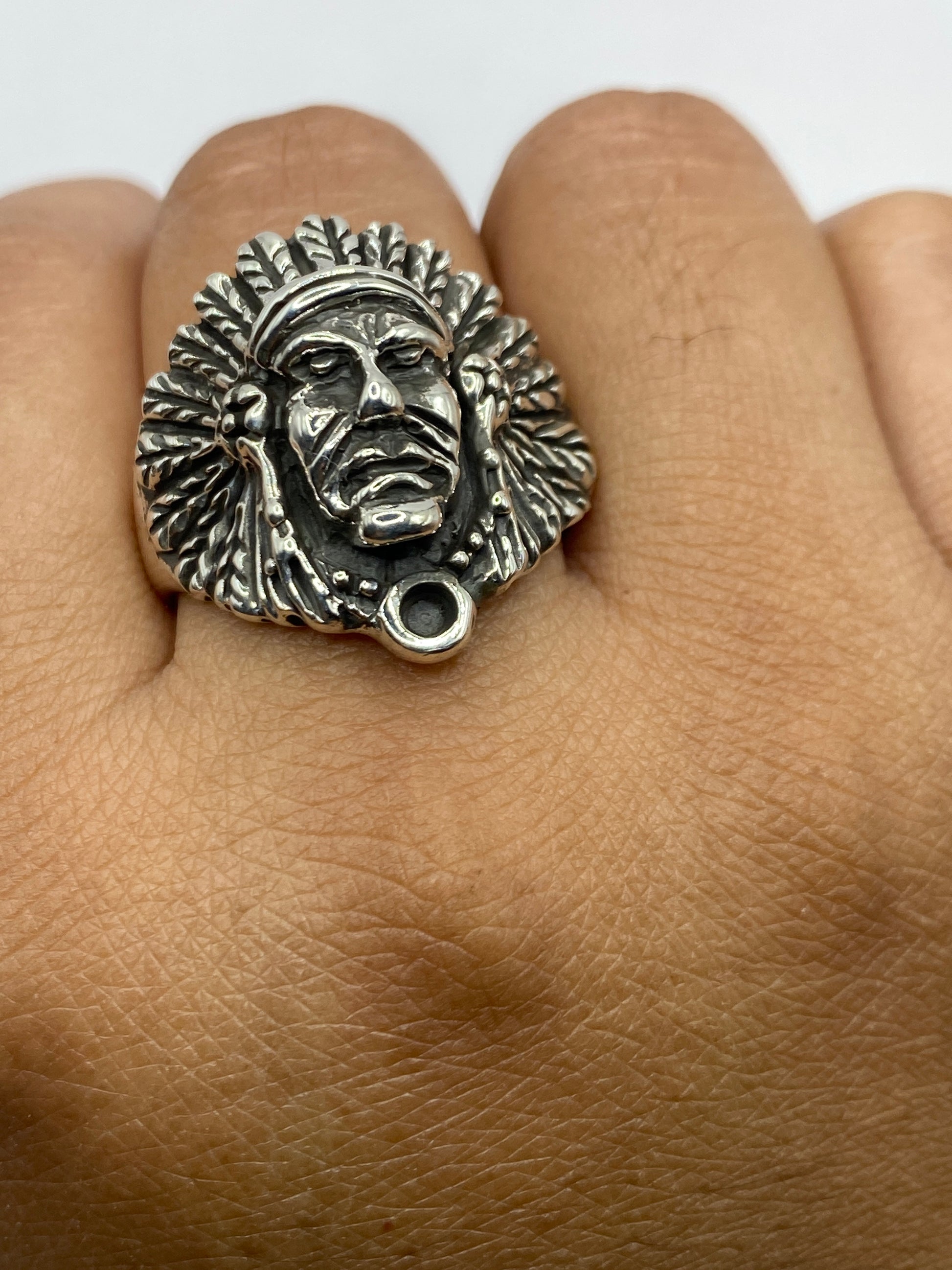 Anillo puesto en mano mostrando peso y presencia, sello .950 visible