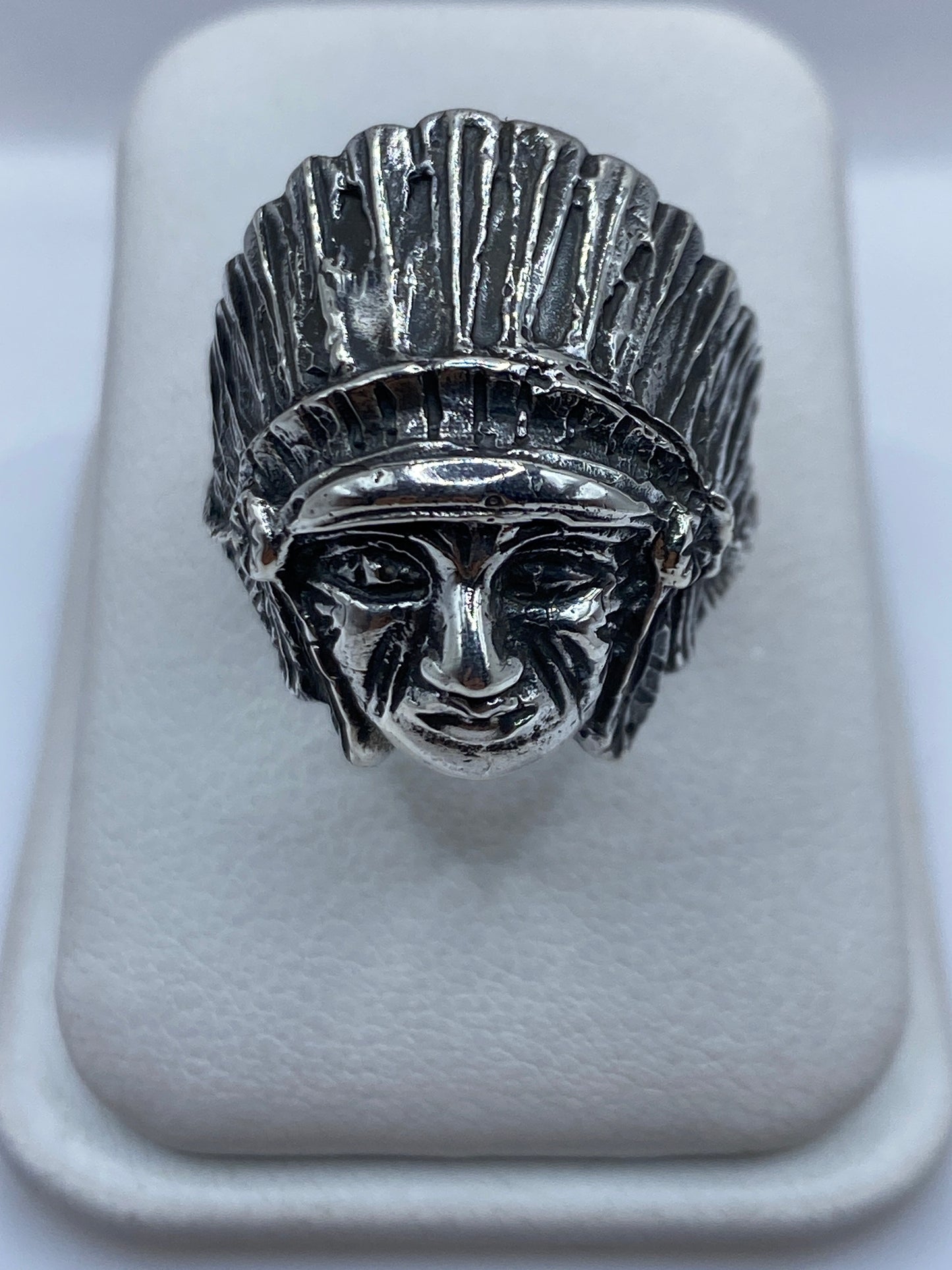 Anillo de plata .950 con rostro guerrero prehispánico, visto de frente