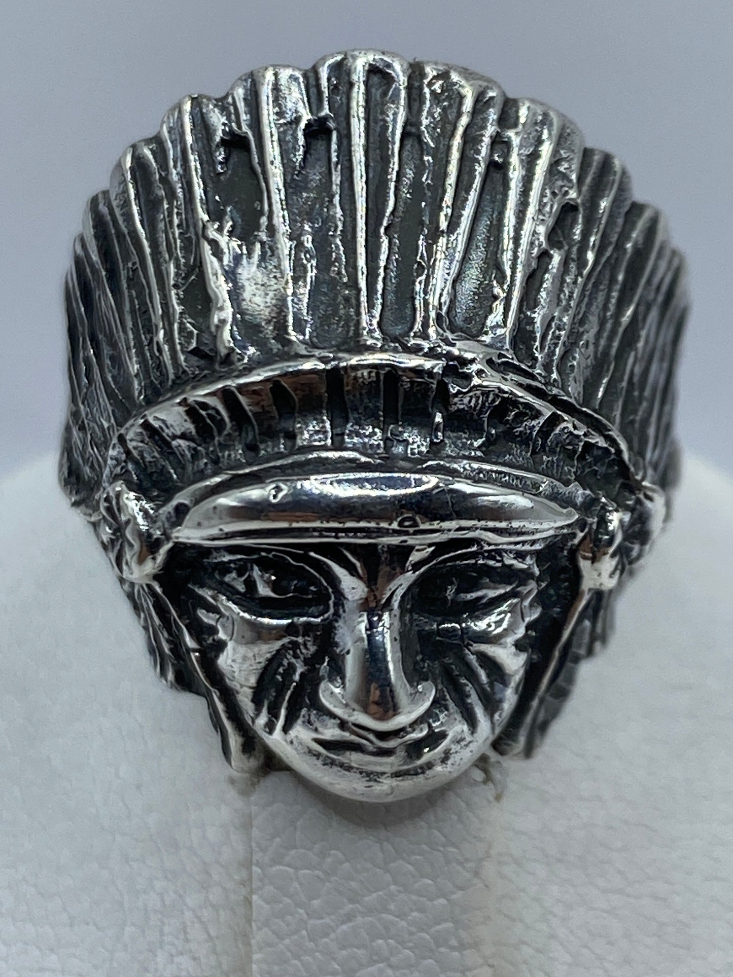 Vista lateral del anillo prehispánico en mano de hombre adulto