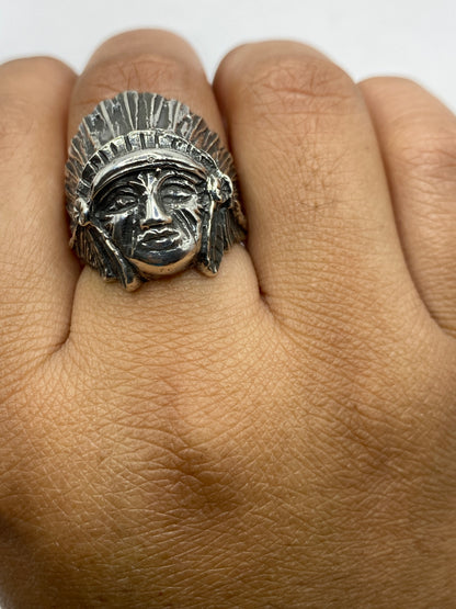 Anillo guerrero de plata .950 en balanza mostrando 13.5 gramos