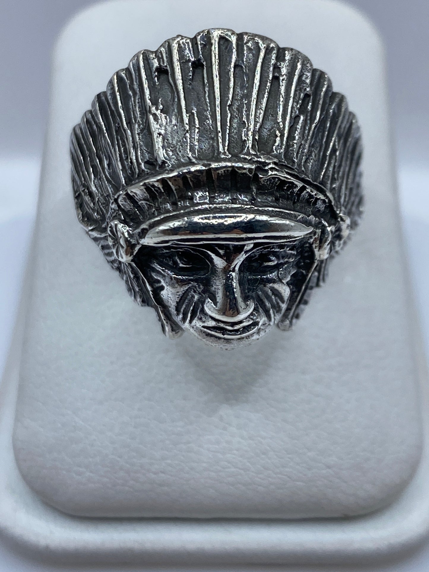 Anillo de plata .950 con guerrero prehispánico y tocado de plumas, frente en relieve profundo