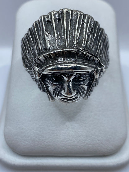 Anillo de plata .950 con guerrero prehispánico y tocado de plumas, frente en relieve profundo